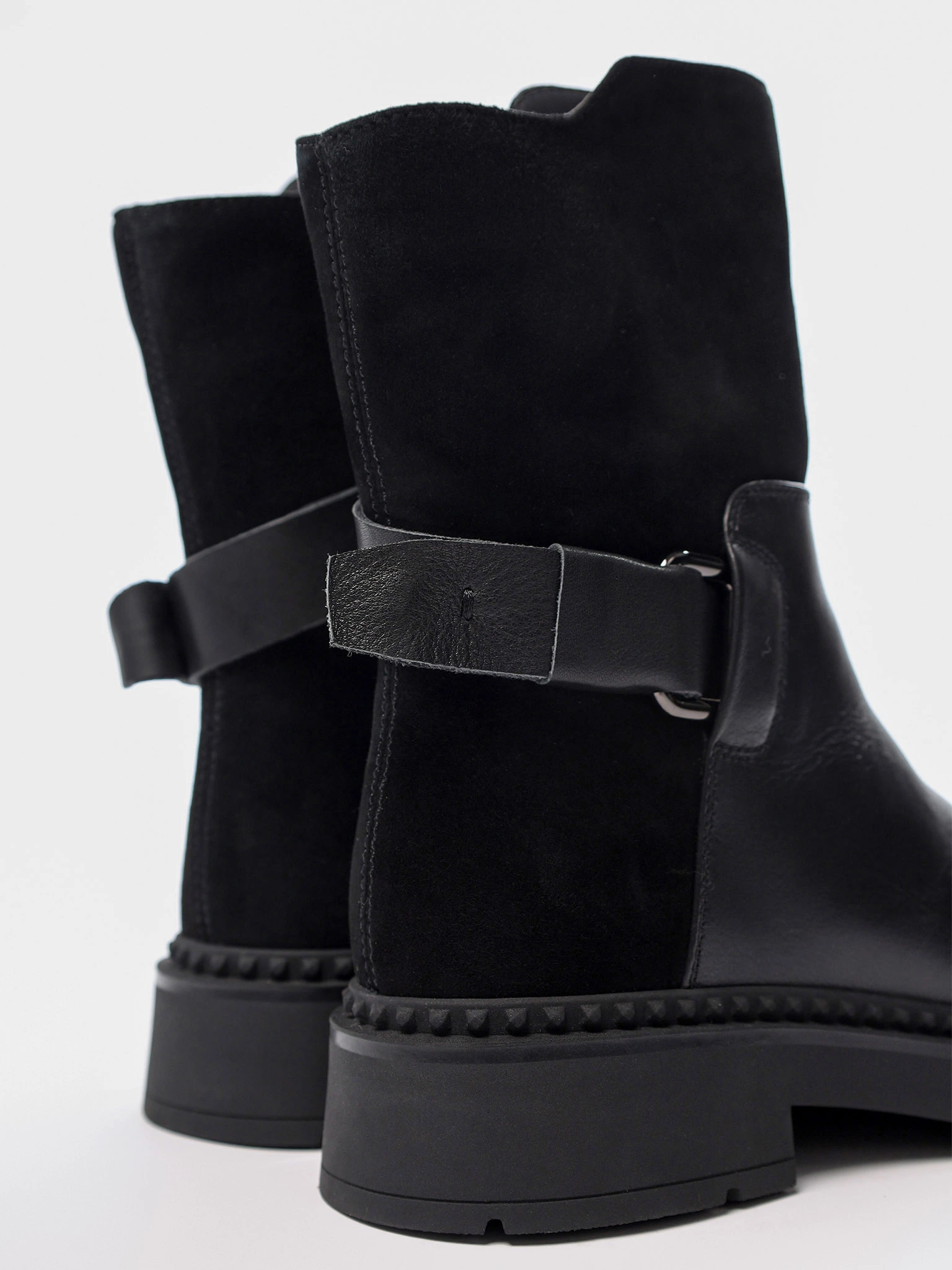 Ботинки комбинированные черного цвета с декоративным ремешком